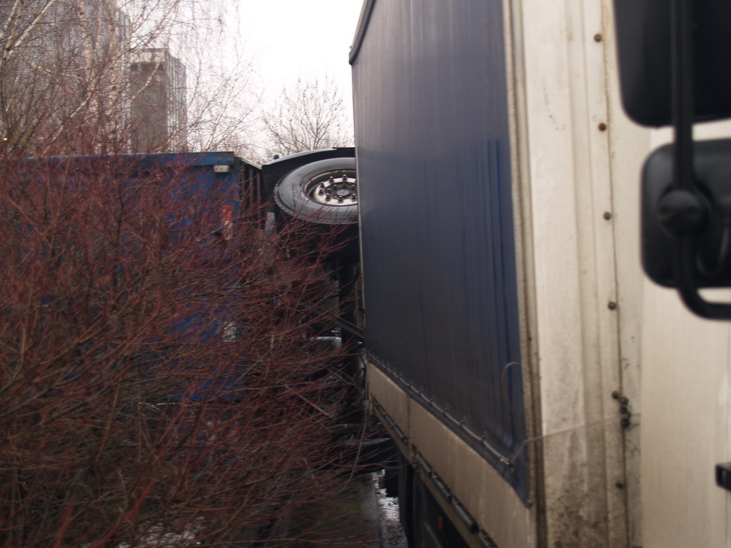 LKW Anhaenger umgekippt Koeln Niehl Geestemuenderstr Industriestr P49.JPG